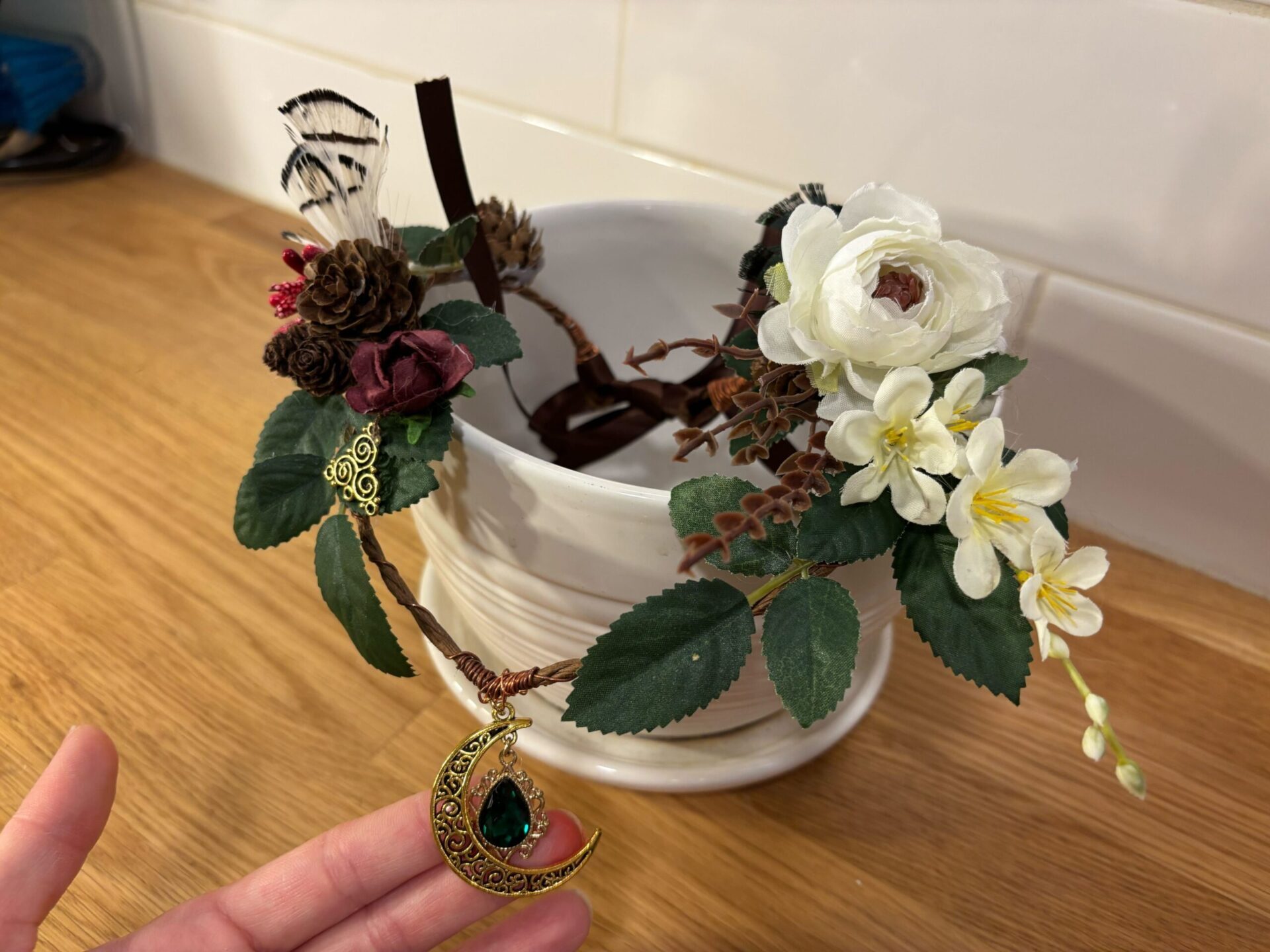 Diadème elfique thématique celtique, pierre vert foncé (90$)