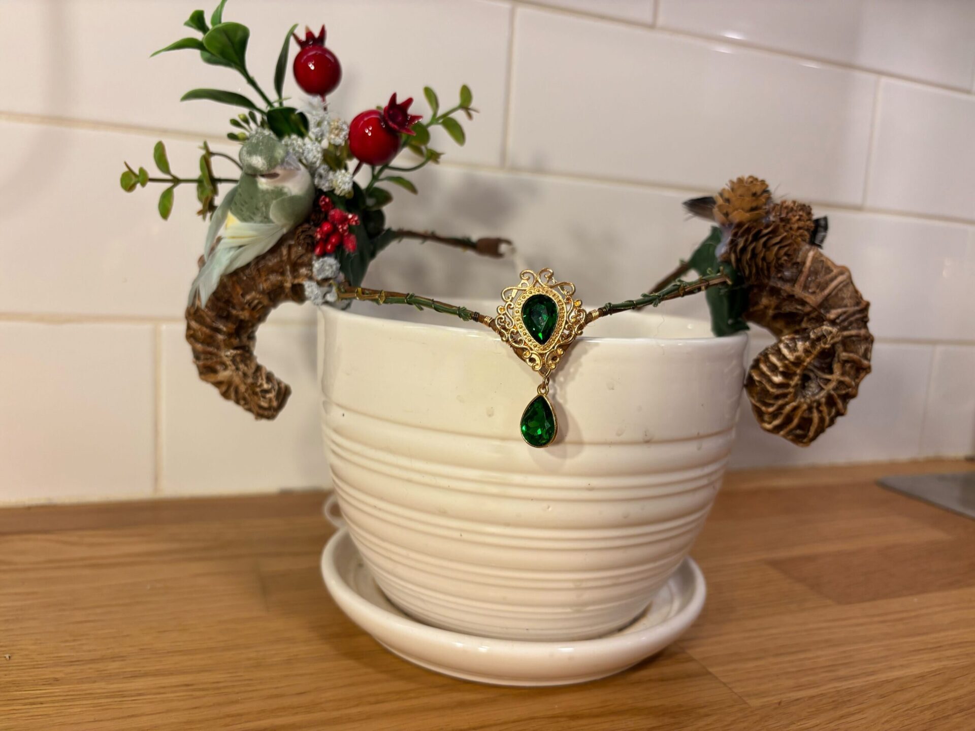 Diadème elfique avec petites cornes de mouton, bijou et oiseau verts (145$)