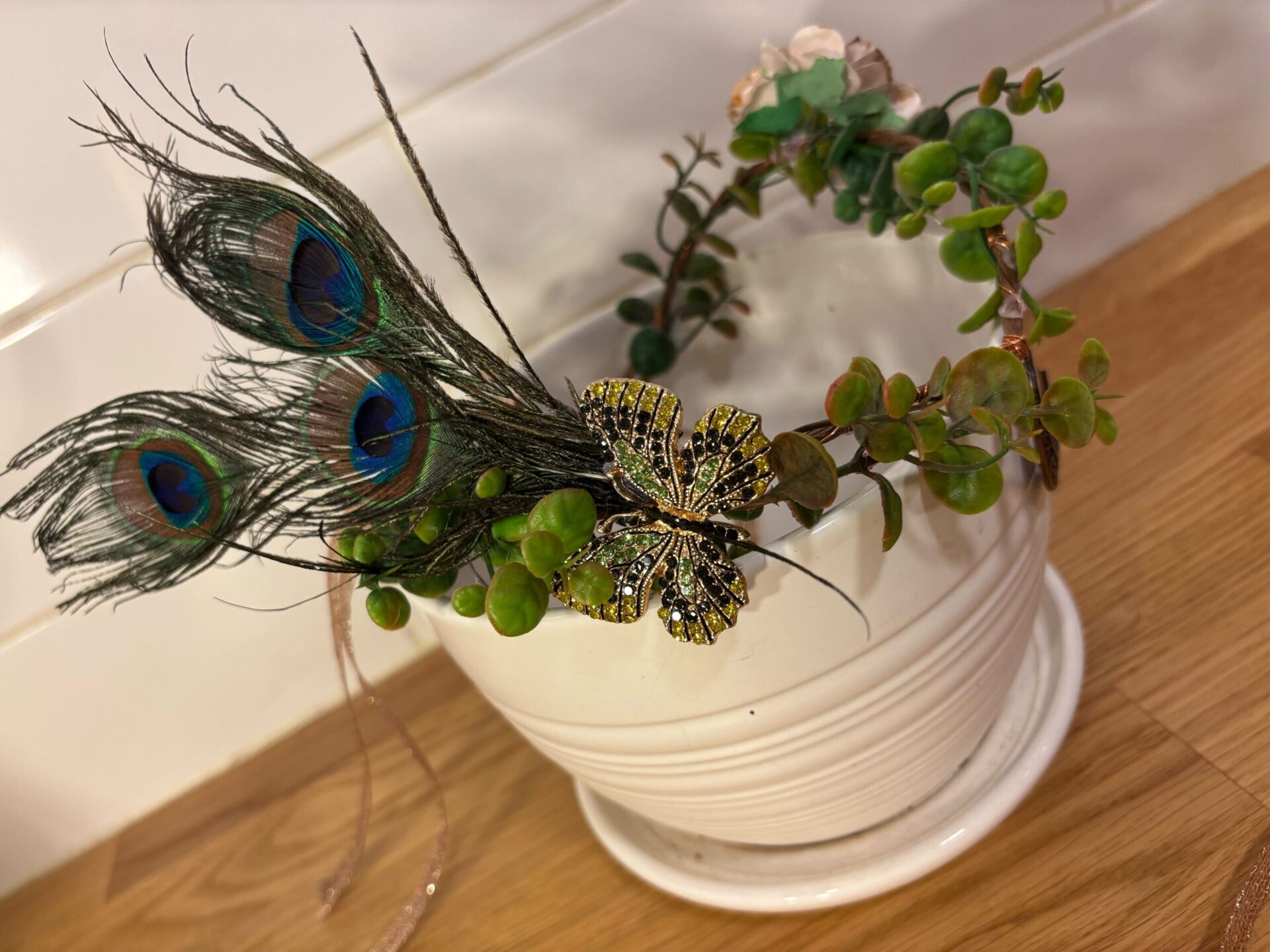 Diadème elfique papillon vert et plumes de paon (115$)