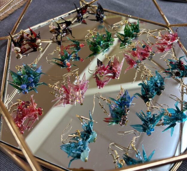 Boucles d'oreiles oiseau papier transparent à motif (55$)