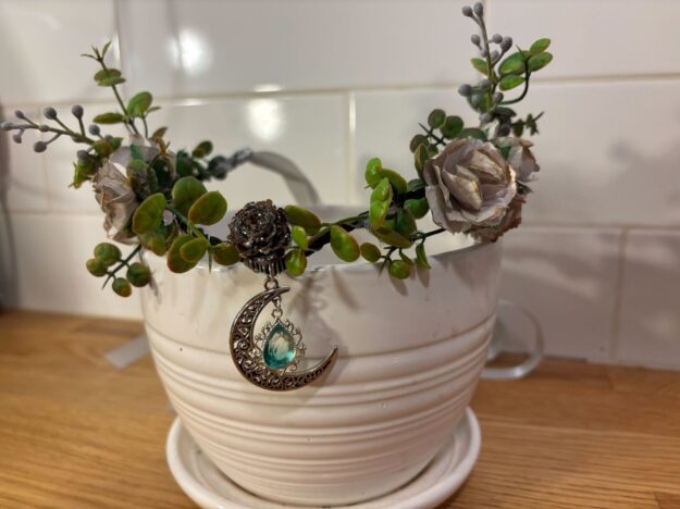 Diadème elfique lune argent, pierre verte pâle (80$)