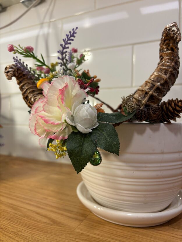 Diadème elfique avec cornes, fleurs colorées (145$)