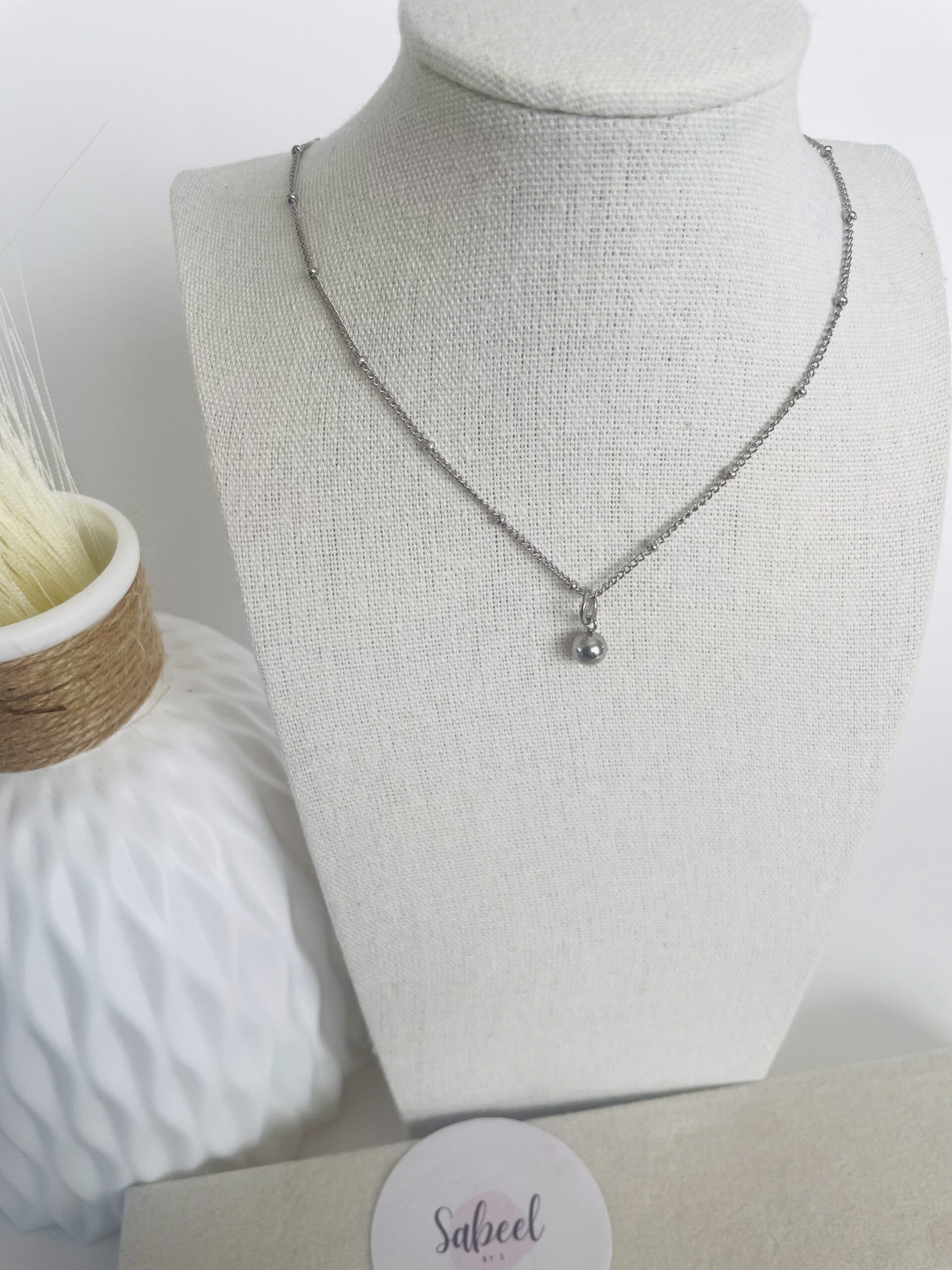 Collier perlé boule argenté