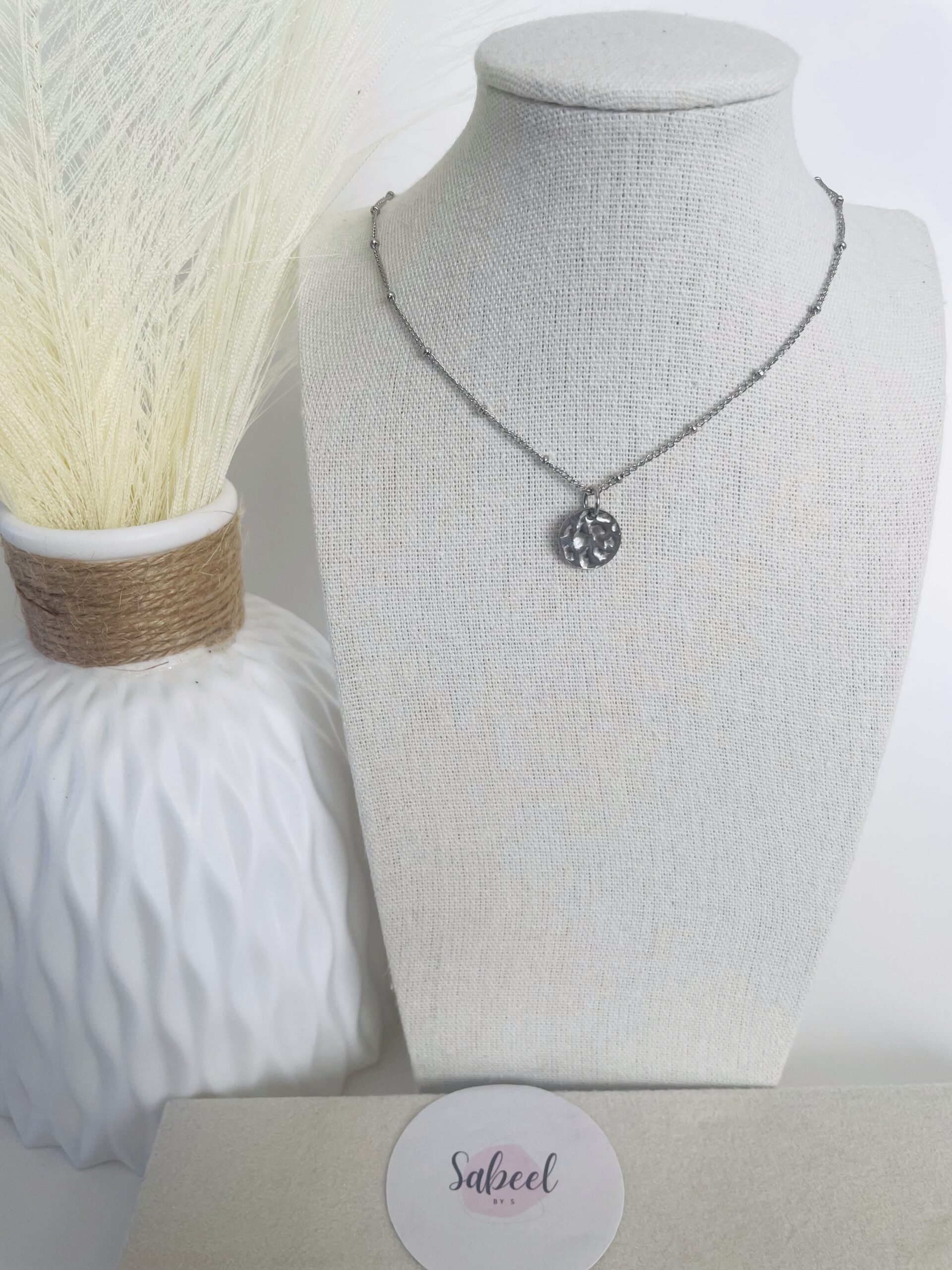 Collier perlé petit rond martelé