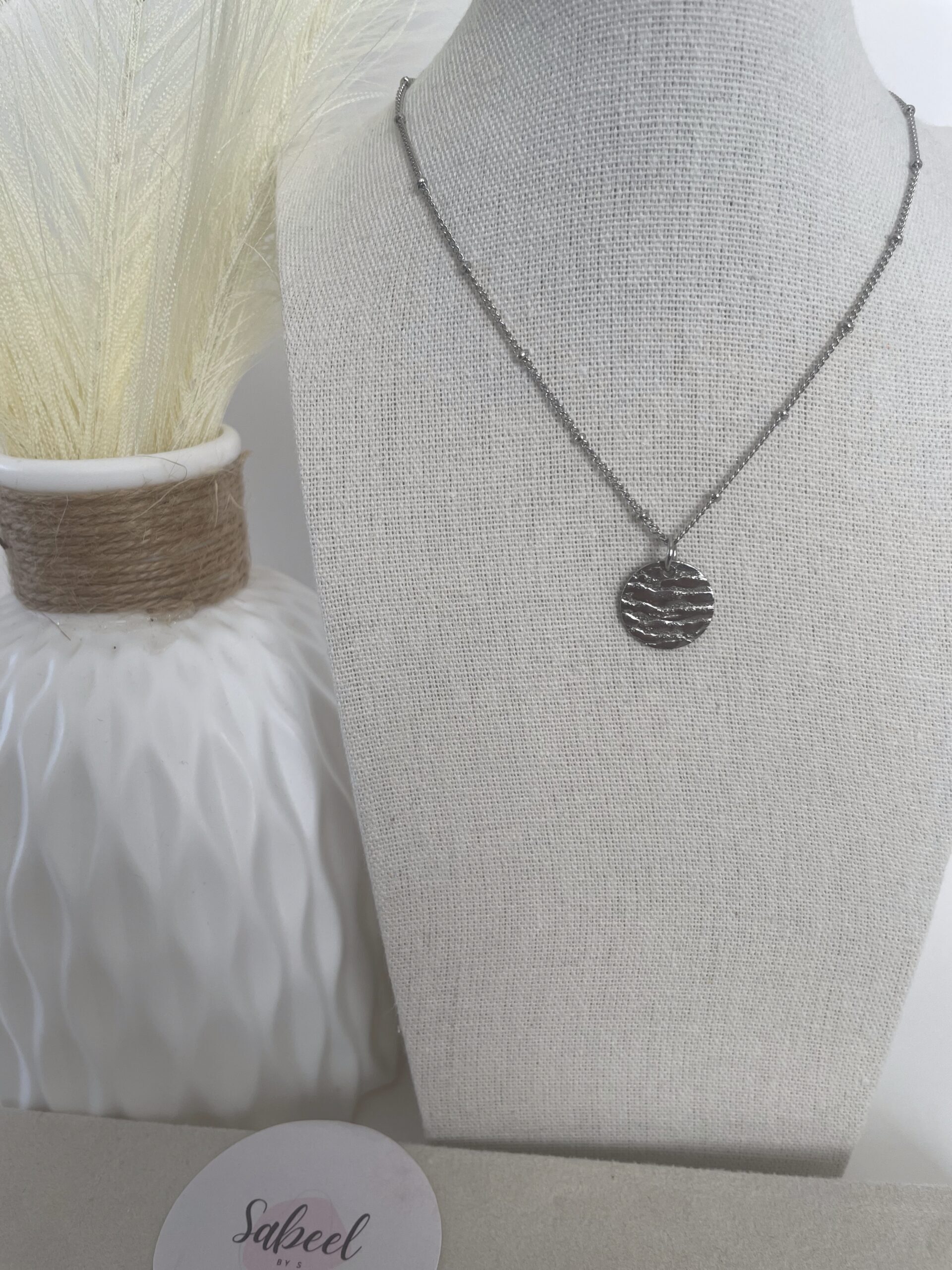 Collier perlé grand rond martelé