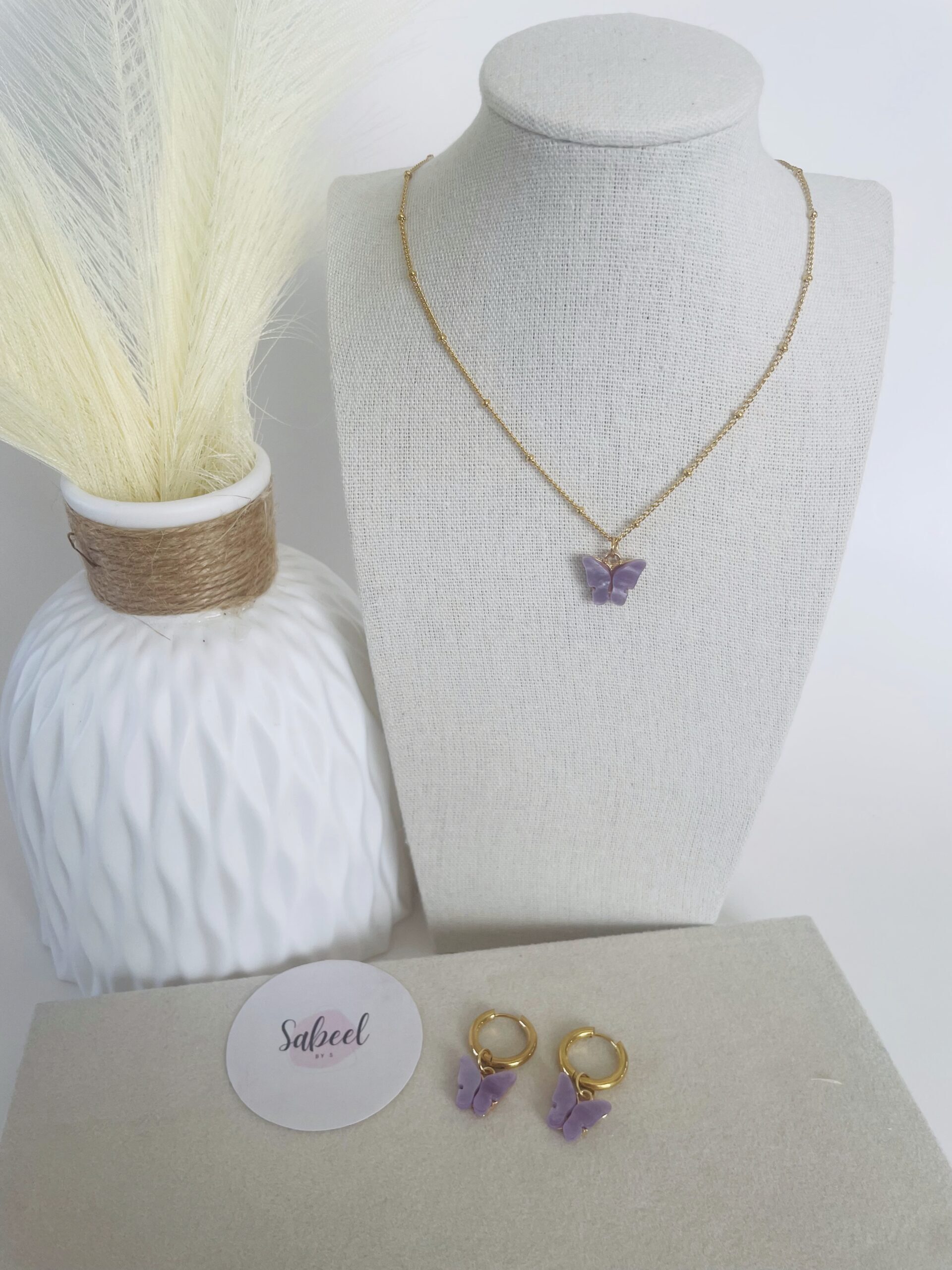 Collier perlé papillon violet