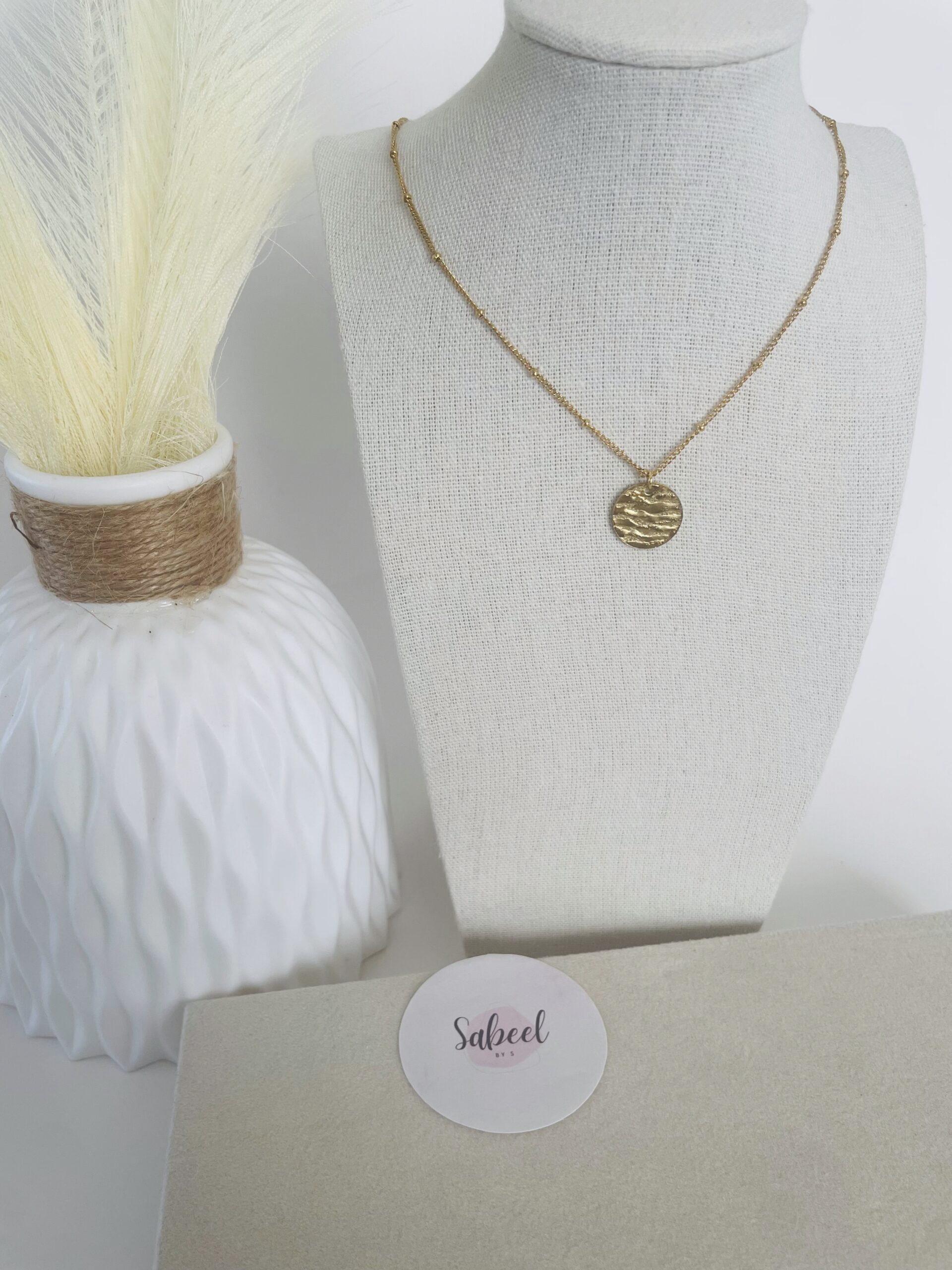 Collier perlé doré grand rond martelé