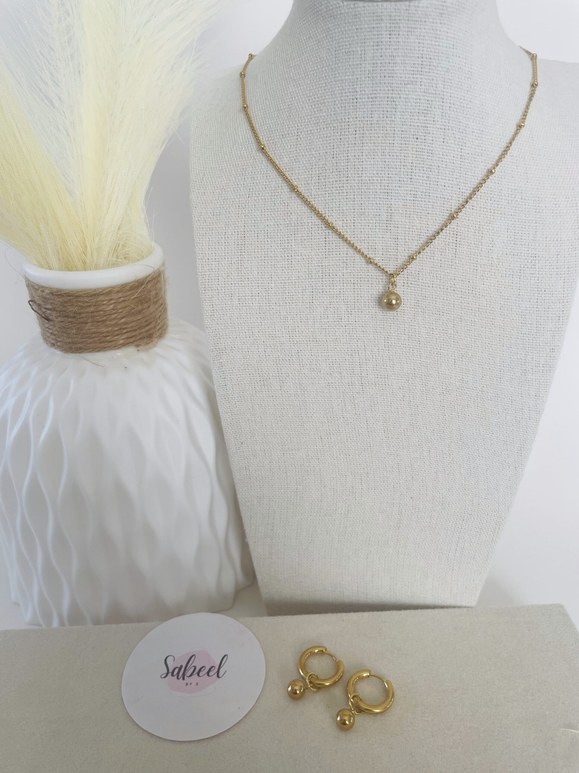 Collier perlé doré boule