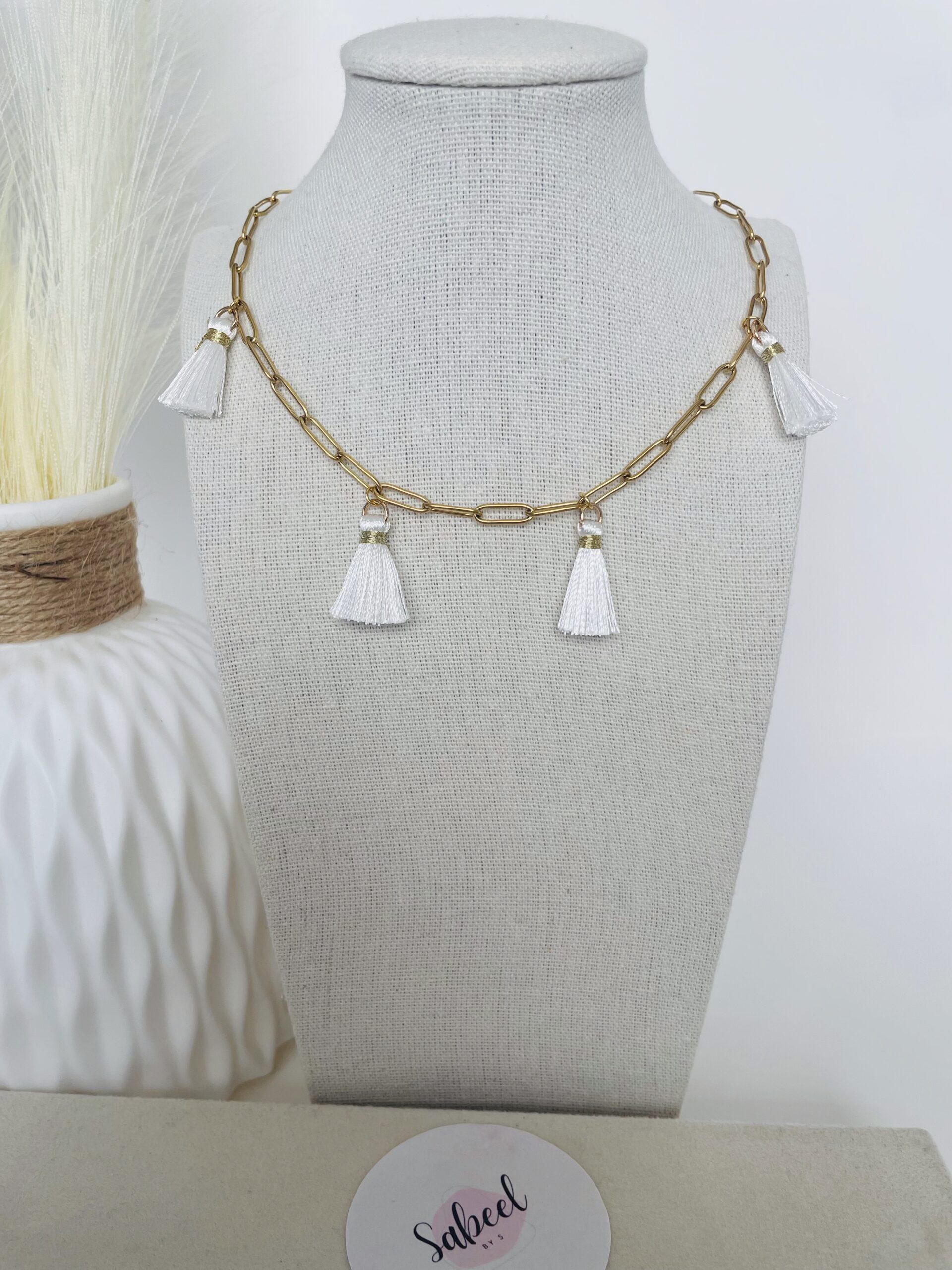 Collier charm pompon